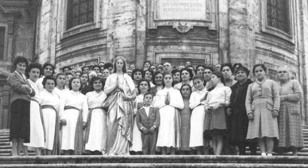 1954-Fedeli di Scauri con la statua della Madonna benedetta in Vaticano