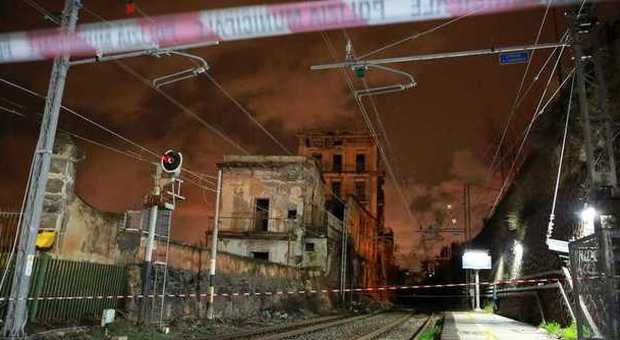 Un anno di stop alla linea ferroviaria: crollo a Villa d’Elboeuf, gli atti in Procura