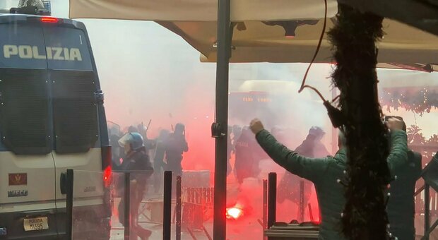 Napoli, scontri con i tifosi dell'Eintracht. Il capo ultrà: «Potrebbe succedere una guerra»