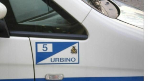 Incidente a Urbino, auto si ribalta a Ponte Armellina: ferito un 21enne