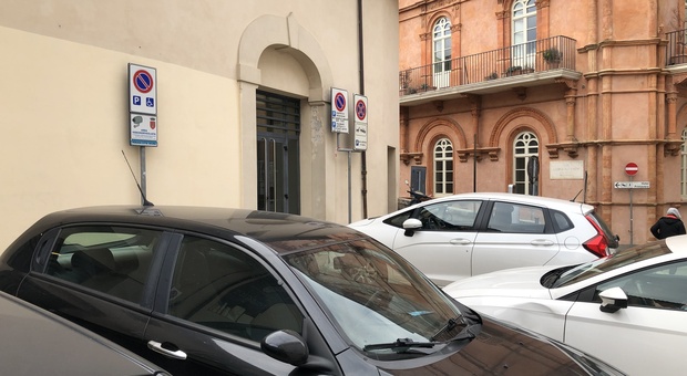 Auto in piazza Morlacchi