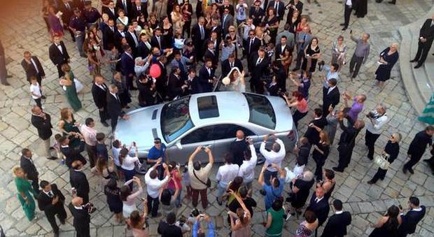 Roma, si imbucano ai matrimoni per svaligiare le auto degli invitati