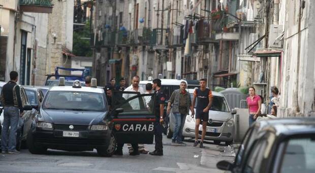 Napoli: sparatoria al corso Secondigliano, uomo ferito alle gambe