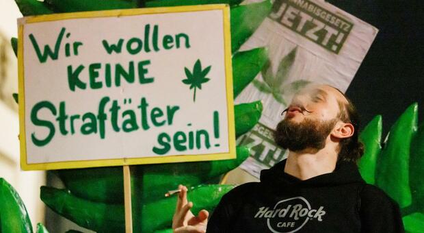 Germania, ora la cannabis è legale “Fumata” collettiva per festeggiare