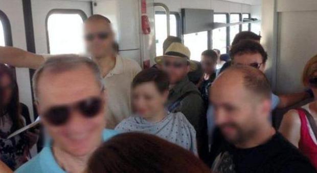 "Dimezzato" il treno per Venezia: pendolari stipati anche nelle toilette