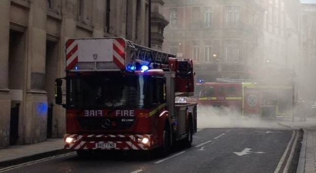 Londra, un altro palazzo in fiamme: strade invase dal fumo