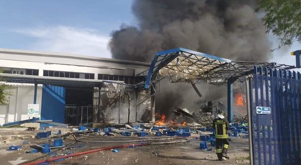 Esplosione in fabbrica a Ottaviano: è la Adler Plastic di Scudieri. Morto 55enne, due feriti