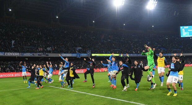 Il Napoli festeggia dopo il successo contro la Juventus