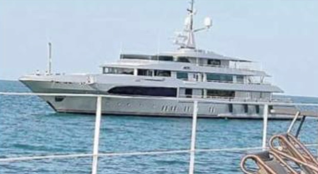 Sfilate in Puglia, Dolce&Gabbana a Polignano con il loro mega-yacht