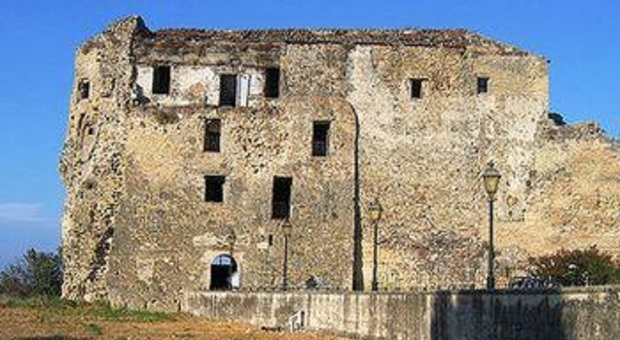 Castel Volturno, sequestrato il castello dopo il crollo: opere mai iniziate