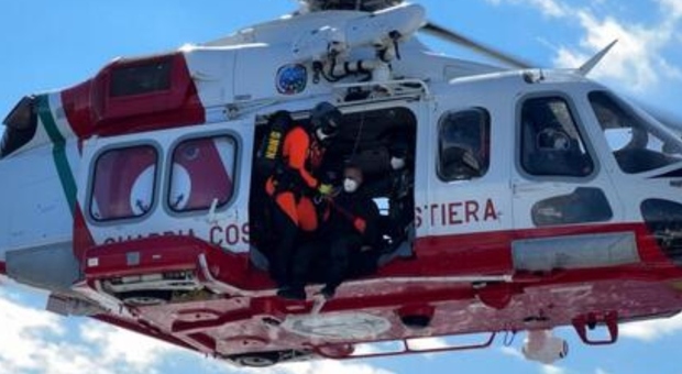 Affonda barca in Sardegna: dispersi due giovani sub. L'ultimo Sos: «Imbarchiamo acqua, aiutateci»