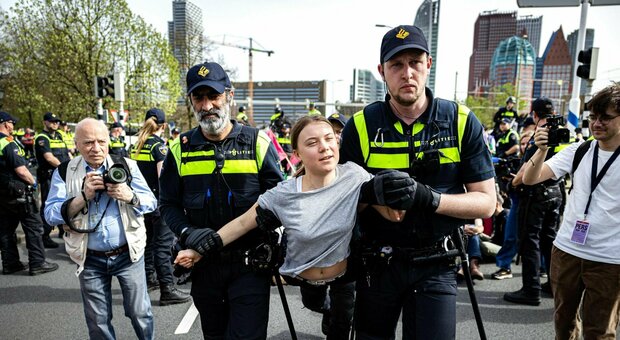 Greta Thunberg arrestata durante una protesta ambientalista all'Aja: aveva partecipato al blocco di un'autostrada