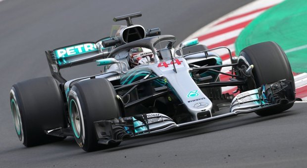 Velocissima a Barcellona la Mercedes del campione del mondo Lewis Hamilton