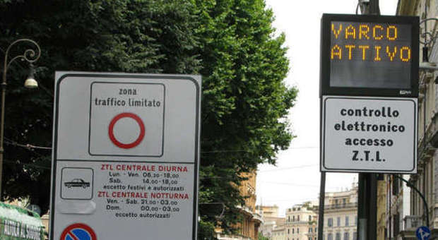 Roma, targhe false per non pagare la Ztl: denunciato un colonnello dell'Aeronautica