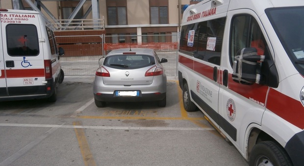 Un'auto parcheggiata nella zona riservata alle ambulanze