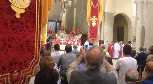 Il rito officiato ieri dall'arcivescovo di Gaeta