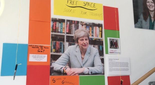 Oxford, polemica per il ritratto di Theresa May: rimosso dopo le proteste, ecco perché