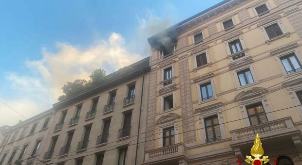 Incendio in centro a Milano, fiamme all'ultimo piano di un palazzo: tre persone bloccate sul tetto