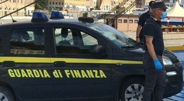 Ancona, scarpe contraffatte ma non pericolose: le mille paia sequestrate donate in beneficenza