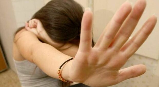 Salento, baci e palpeggiamenti ai danni di una 15enne: bidello di una scuola superiore indagato per violenza sessuale