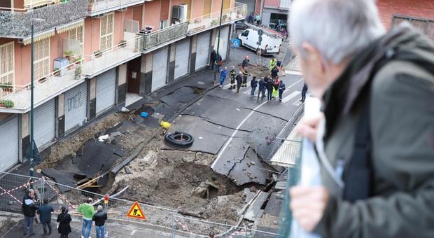Bomba d'acqua su Napoli, maxi voragine ai Ponti Rossi: sgomberate 52 famiglie