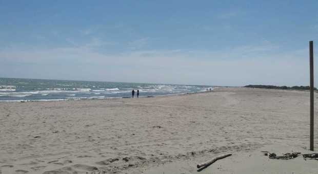 La spiaggia di Rosolina Mare deserta ieri