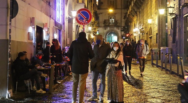 Covid a Napoli, la movida senza regole: ora i ragazzi affittano case per le feste