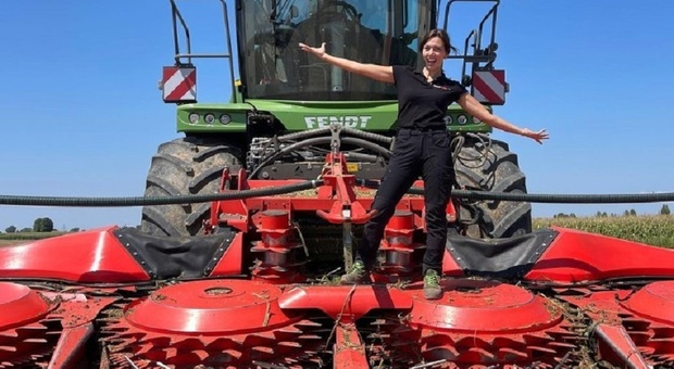Giulia Tonello, l'influencer che guida i trattori dell'azienda di famiglia ad Asolo