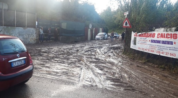 Maltempo a Napoli, la strada collassa tra Marano e Chiaiano: auto bloccate nel fango, traffico in tilt