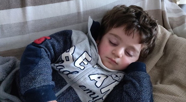 Agostino, tre anni, muore soffocato di notte in camera mentre gioca con la corda della tenda