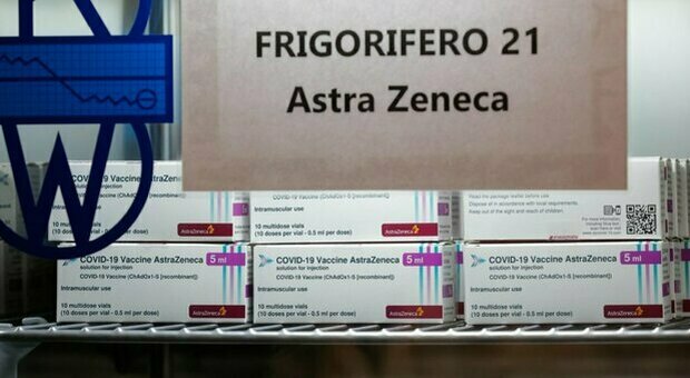 AstraZeneca, l’Italia valuta limiti di età ma non per il richiamo. Speranza pronto a rivedere le categorie, la decisione finale è di Aifa