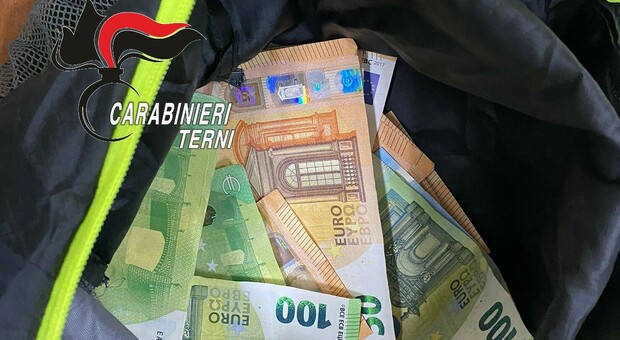 Terni, in casa droga e 10mila euro in contanti: Commerciante arrestato per spaccio