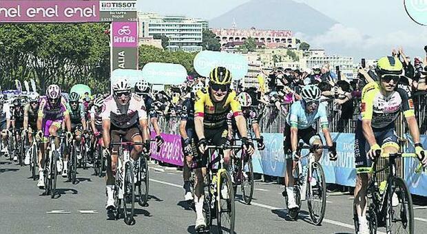 L'ultimo arrivo del Giro sul lungomare di Napoli