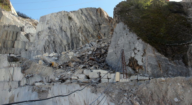 Carrara, crollo in una cava sulle Alpi Apuane: due operai sotto le rocce