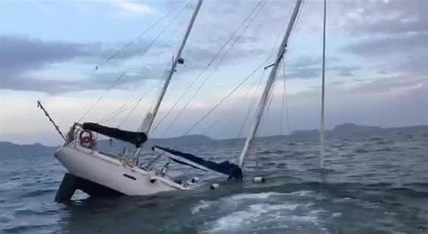 Barca a vela diretta a Capri affonda: capitaneria salva i due occupanti