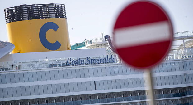 Coronavirus, sbarcati i passeggeri dalla nave Costa. «Poca comunicazione, abbiamo saputo tutto dai media»