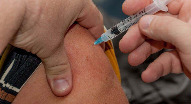 I vaccini contro il Covid efficaci contro tumori e Hiv? La speranza negli studi clinici