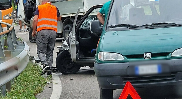 Incidente tra tre mezzi sulla strada che collega Vittorio Veneto con il Fadalto