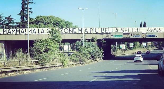 A Roma spunta un mega striscione: "La canzone più bella sei tu"