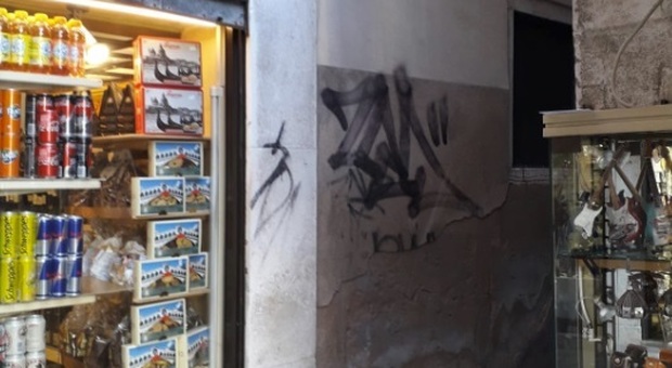 Turisti russi imbrattano Venezia: 50 scritte e adesivi sui muri della città