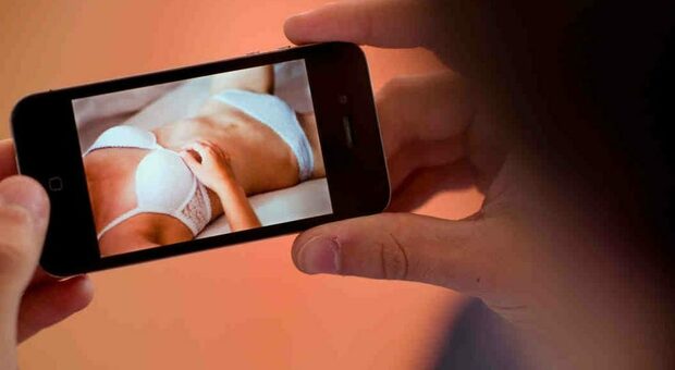 Napoli, l'appello di una vittima di revenge porn: «Via i miei video dai social»