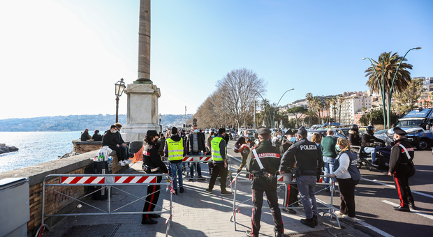 Napoli, ultimo giorno in «giallo» e folla pazzesca: transenne sul lungomare per limitare gli accessi