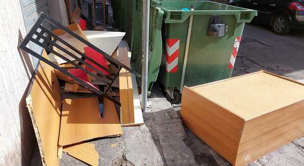Taranto, rifiuti ingombranti per strada: ispettori al lavoro per individuare i responsabili