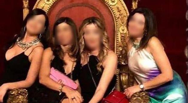 Selfie sul trono dei Borbone, lo sfogo di Carla: «Offese sessiste per un'ingenuità»