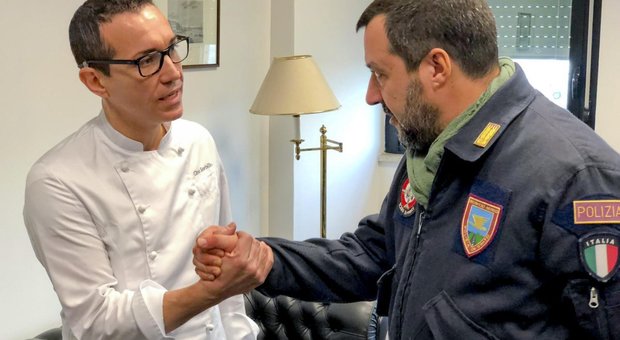 Bomba in pizzeria, arriva Salvini: l'abbraccio con Sorbillo in aeroporto