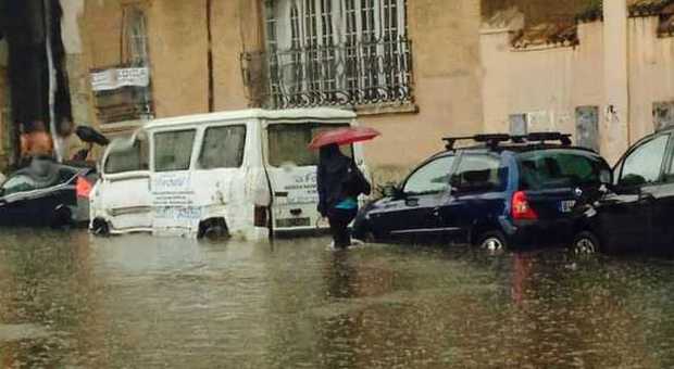 Bomba d'acqua a Roma, allagamenti e traffico nel caos
