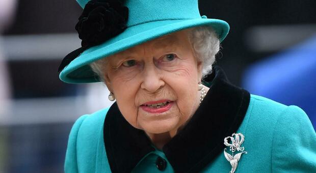 La regina Elisabetta salta la funzione di Pasqua a Windsor: nuove preoccupazioni, ecco come sta