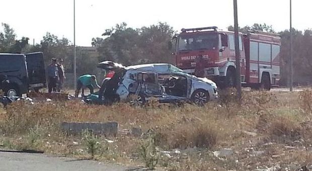Tragedia sulla strada: auto contro un tir. Muoiono due giovani, tre in ospedale