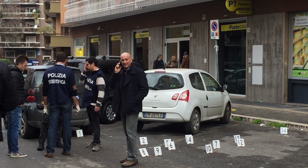 Roma, terrore alle poste: sparatoria tra rapinatori e polizia