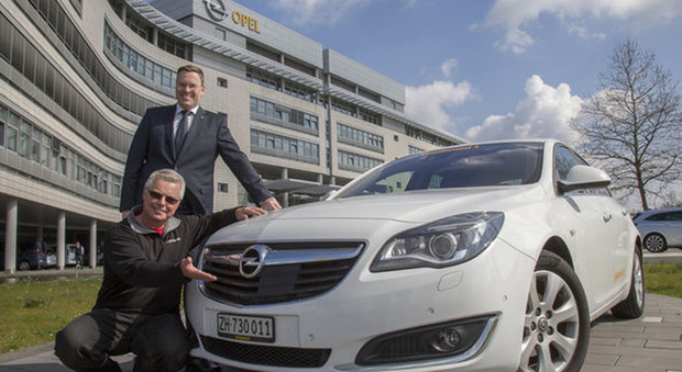 L'autore dell'impresa Felix Egolf in primo piano e Christian Muller vice presidente con delega ai sistemi di propulsione di GM. L impresa è stata compiuta con la Opel Insignia ecoFlex CDTI motorizzata con il diesel 1.6 da 136 cavalli.